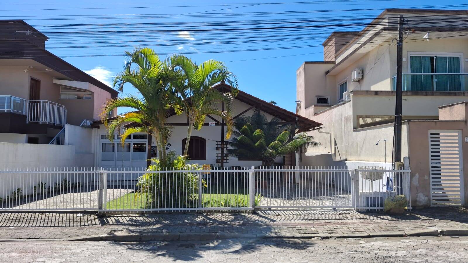 VENDE-SE CASA EM BOMBINHAS SC